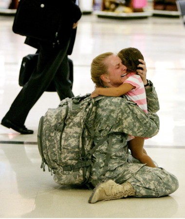 Terri Gurrola - 7 ay Irak'ta görev yaptıktan sonra kızı ile tekrar bir araya geliyor...