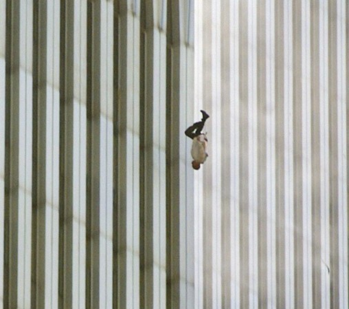 Falling Man 9/11 Dünya Ticaret Merkezi'nden düşen adam.