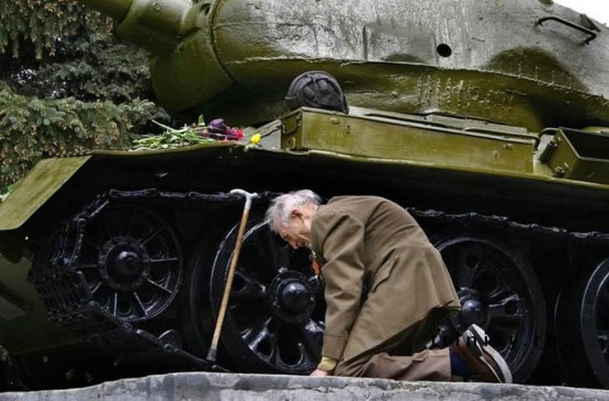 İkinci Dünya Savaşından kalma eski bir Rus tankı ve Eski Rus Askeri o günleri yad ediyor...