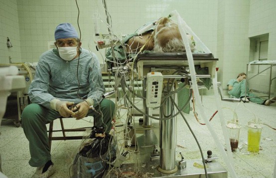 23 saat süren başarılı kalp nakli sonrası Kalp Cerrahı ve  asistanı köşesinde uyuyor