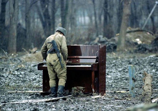 1994 yılında Çeçenistan'da terk edilmiş bir piyano ve Bir Rus asker