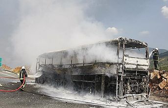 Bursa'da seyir halindeki yolcu otobüsü yandı