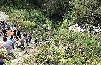 Bartın'da yolcu minibüsü şarampole devrildi: 3 ölü, 19 yaralı