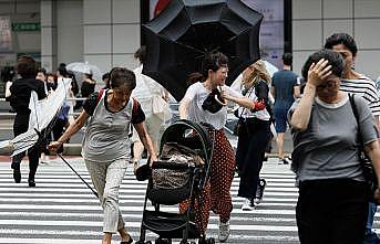 Japonya'da Jebi tayfunu hayatı felç etti