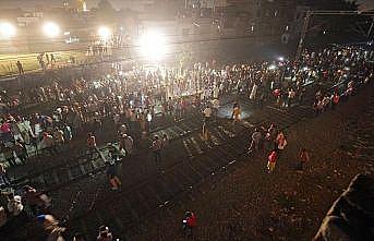 Hindistan'da ray çevresinde toplanan kalabalığa tren çarptı: 58 ölü