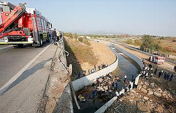 İzmir'de düzensiz göçmenleri taşıyan kamyon devrildi: 22 ölü