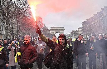 Fransa'da sarı yelekliler gösterilerin 11'inci haftasında sokaklarda