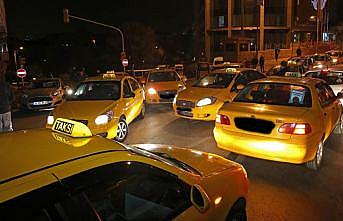 İstanbul'da turistleri dolandırdığı iddia edilen taksicilere operasyon: 23 gözaltı