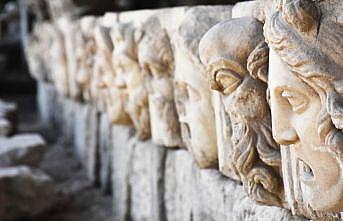 2 bin 200 yıllık mitolojik masklar gün yüzüne çıkarıldı