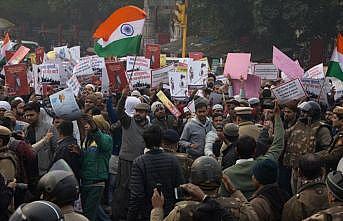 Hindistan'da Müslüman göçmenlerin aleyhine değiştirilen yasaya karşı gösteriler sürüyor