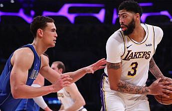 NBA'de Lakers, LeBron James'in tarihe geçtiği maçta Mavericks'i yendi