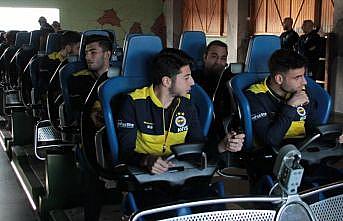 Fenerbahçeli futbolcular eğlence merkezinde hızlı trene bindi