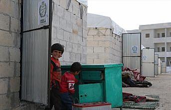 İHH, İdlib'in Türkiye sınırına yakın bölgelerinde 200 aileyi briket evlere yerleştirdi