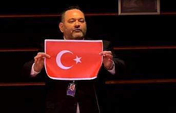 Türk bayrağını yırtan Yunan vekil hakkında soruşturma başlatıldı