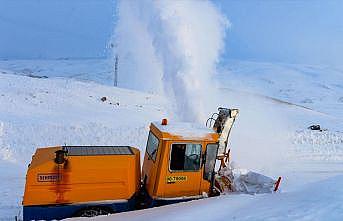 Aras Dağları'nın 'kar kaplanları' köy yollarını açık tutmak için gece gündüz çalışıyor