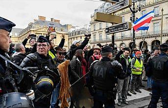 Fransa'da sarı yeleklilerin gösterilerinde 32 kişi gözaltına alındı