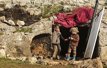 Mağaraya sığınan İdlibli aile sırtlanlara karşı nöbet tutuyor