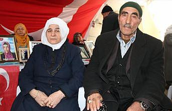 Terörün pençesinden oğullarını kurtaran aile sevinçlerini Diyarbakır anneleriyle paylaştı
