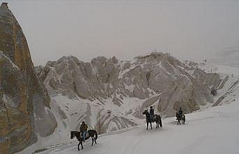 Turistler karla kaplı Kapadokya'yı at sırtında ve arazi araçlarıyla keşfediyor