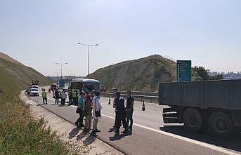 Kocaeli'de işçi servisiyle kamyon çarpıştı: 13 yaralı