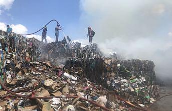 Sakarya'da çatı malzemeleri üretilen fabrikanın deposunda çıkan yangın söndürüldü
