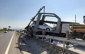 Balıkesir'de devrilen tırda yüklü 8 yeni araçta hasar oluştu
