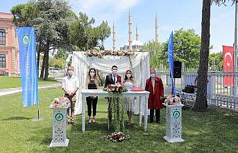 Edirne'de belediye bahçesinde Kovid-19 tedbirli nikah töreni