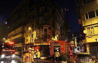 İstanbul'da tarihi ahşap binada yangın