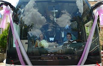 Kırklareli'nde bir çift, yolcu otobüsünü gelin arabası yaptı
