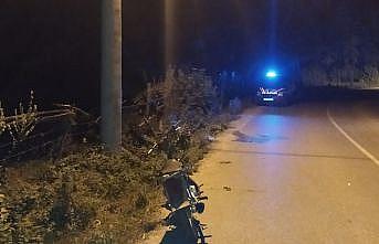 Sakarya'da motosikletiyle elektrik direğine çarpan genç hayatını kaybetti