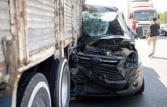 Anadolu Otoyolu'nda kamyonla çarpışan midibüsteki 4 yolcu yaralandı