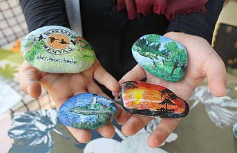Balıkesir'de lise öğrencisi dereden topladığı taşlara manzara resimleri çiziyor