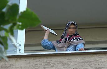 Bursa'da evindeki eşyayı balkondan atan kadın gözaltına alındı