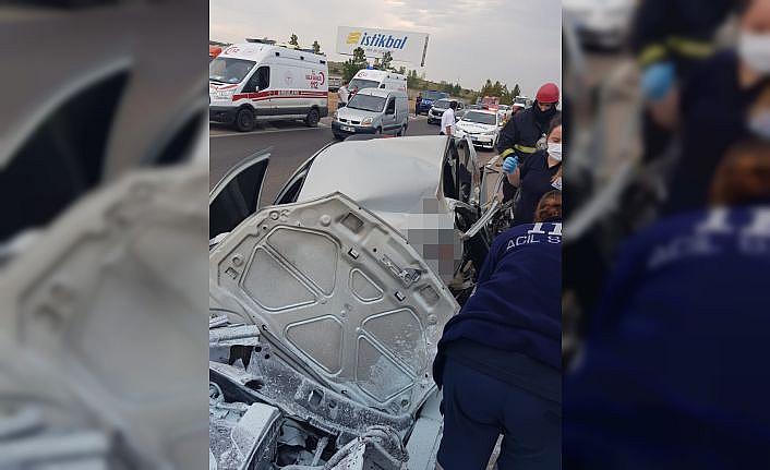 Bursa'da refüje çarpan otomobili otobüs sürükledi: 1 ölü