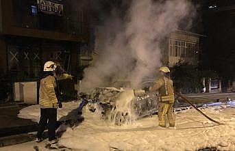 İstanbul'da aydınlatma direğine çarpan otomobil alev aldı