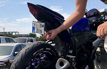 Plakasını gizlemek için özel düzenek bulunan motosikletin sürücüsüne para cezası