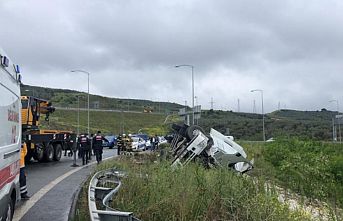 Bursa'da devrilen kamyonun sürücüsü hayatını kaybetti