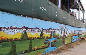 Fabrika duvarı “Ressam Şenol“un fırça darbeleriyle renklendi