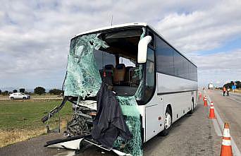 Edirne'de turistleri taşıyan yolcu otobüsü kamyonetle çarpıştı: 4 yaralı
