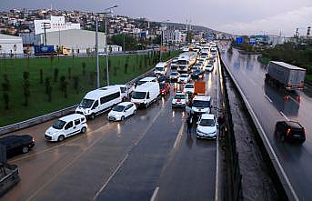 Sağanak D-100 kara yolu İstanbul istikametinde ulaşımı aksattı