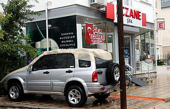 Kırklareli'nde vatandaşlar araçlarını dolu yağışından korumak için önlem aldı