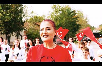 Sanatçı Candan Erçetin'den Cumhuriyet Bayramı'na özel klip