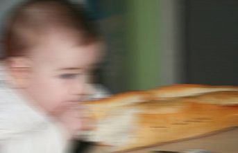 Soluk borusuna ekmek parçası kaçan çocuk yaşam mücadelesini kaybetti