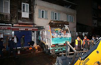 Beyoğlu'nda yokuş inen kamyon binaya çarptı