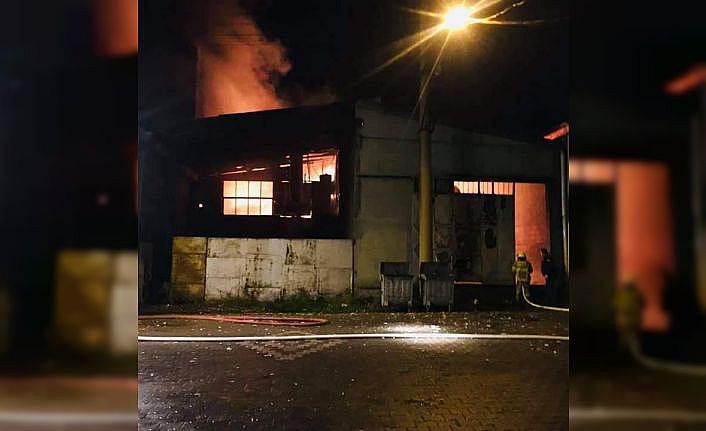Balıkesir'de bir kauçuk fabrikasında yangın çıktı