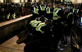 İngiltere'de karantina protestosunda 104 kişi gözaltına alındı