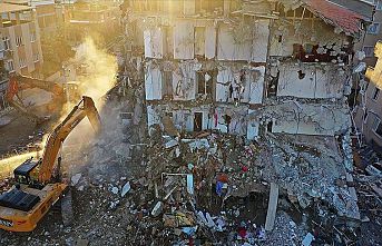 İzmir'deki depremde yıkılan binalarla ilgili gözaltına alınan 9 şüpheli adliyeye sevk edildi