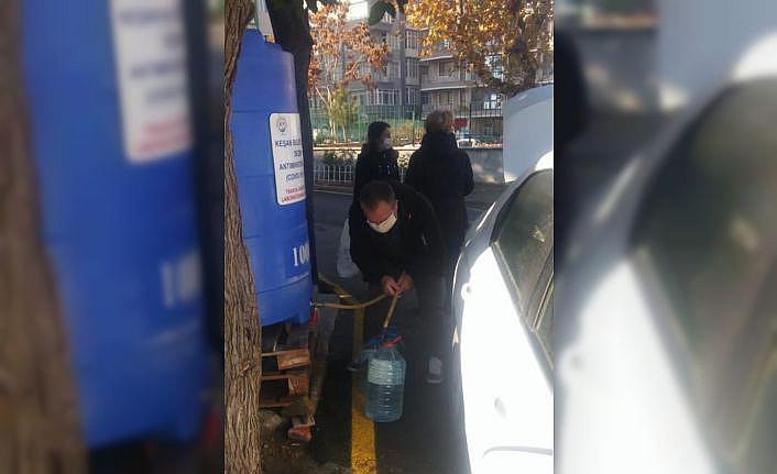 Keşan'da vatandaşlara günde 2 bin litre dezenfektan dağıtılıyor