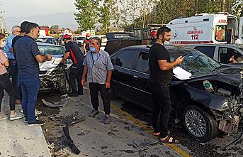 Sakarya'da 3 aracın çarpıştığı kazada 2 kişi yaralandı