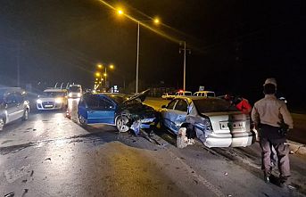 Sakarya'da iki otomobil çarpıştı: 2 ölü, 6 yaralı